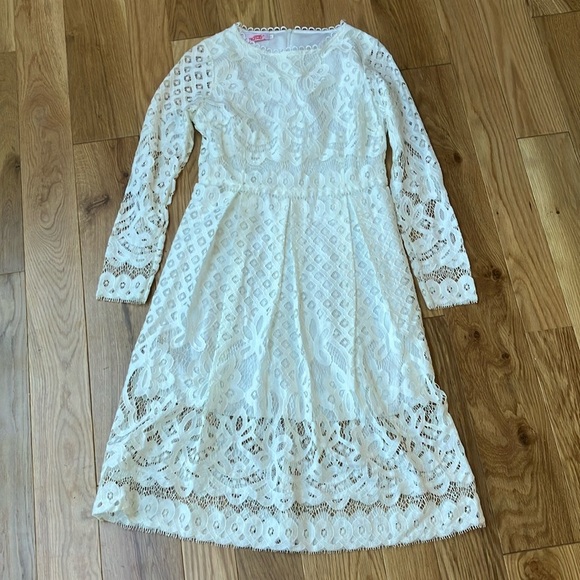 Delicate white long sleeve dress size Medium - Picture 1 of 4